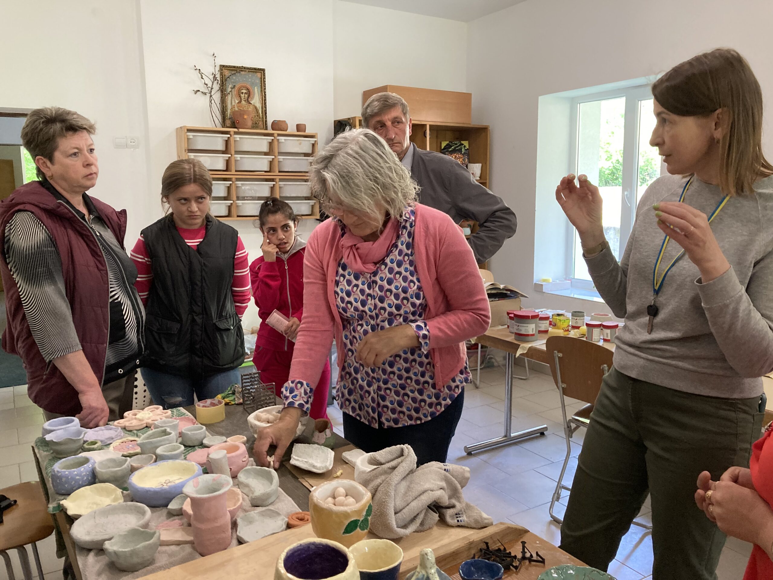 Lesja (rechts) übersetzt im Töpferworkshop