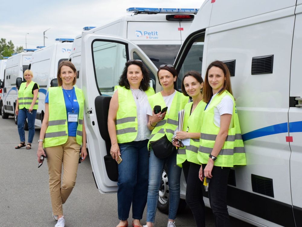 Unsere Partnerorganisation CAMZ vor den Ambulanzen fürs Kriegsgebiet.