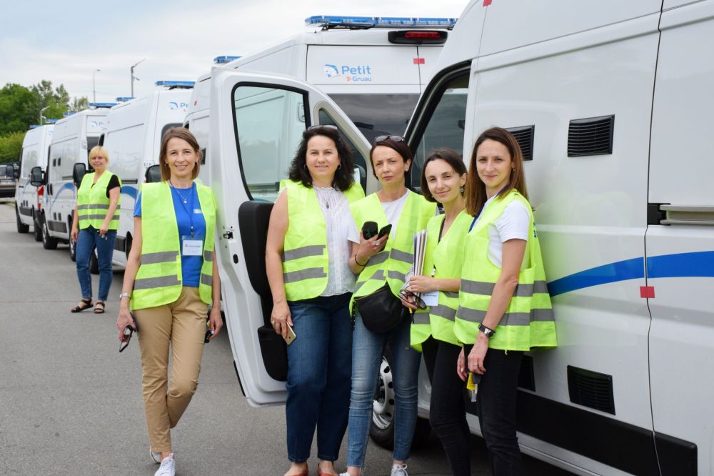 Unsere Partnerorganisation CAMZ vor den Ambulanzen fürs Kriegsgebiet.